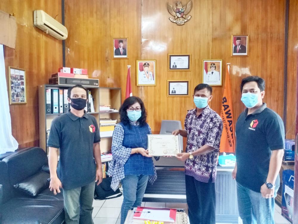 Terima Piagam Penghargaan utk jajaran Pengawas Pemilu ad hoc, Bawaslu Kabupaten Pulang Pisau segera salurkan ke Kecamatan