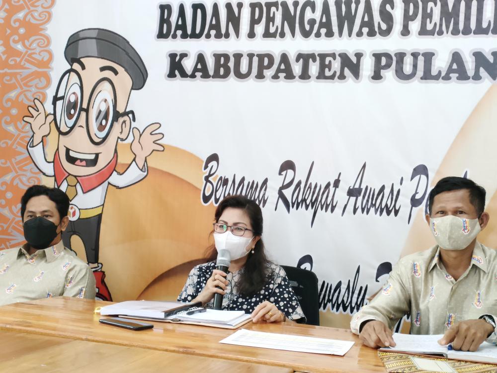 PEMBINAAN KAPASITAS SDM, BAWASLU KABUPATEN PULANG PISAU SELENGGARAKAN RAPAT MANAJEMEN SDM PENGAWAS DAN KESEKRETARIATAN