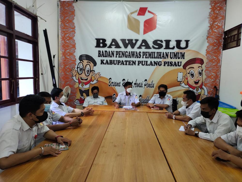 UNTUK PENGENDALIAN PROGRAM KERJA, BAWASLU ADAKAN RAPAT INTERNAL