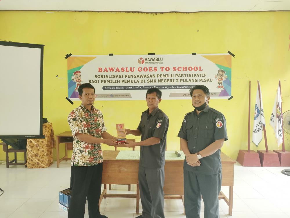 GELAR SOSIALISASI PENGAWASAN PEMILU PARTISIPATIF BAGI PEMILIH PEMULA, BAWASLU SAMBANGI SMK NEGERI 2 PULANG PISAU