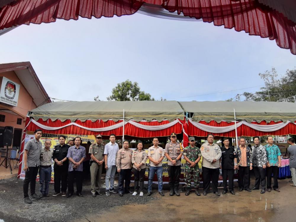 ANTUSIAS KETUA DAN ANGGOTA BAWASLU KAB. PULANG PISAU, BESERTA PANWASCAM, PPL DAN PTPS MENGHADIRI SIMULASI PEMUNGUTAN SUARA