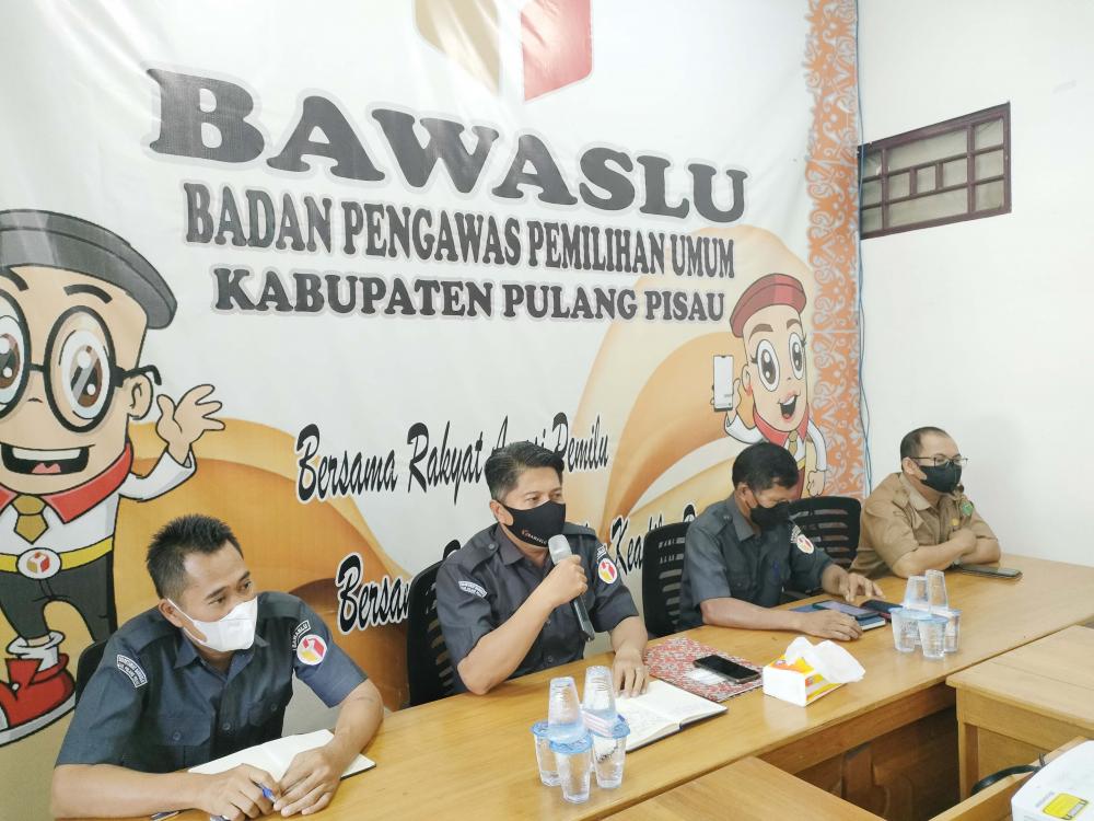 BENTUK TIM PENGAWASAN PENDAFTARAN PARTAI POLITIK, BAWASLU KABUPATEN PULANG PISAU ADAKAN RAPAT DALAM KANTOR