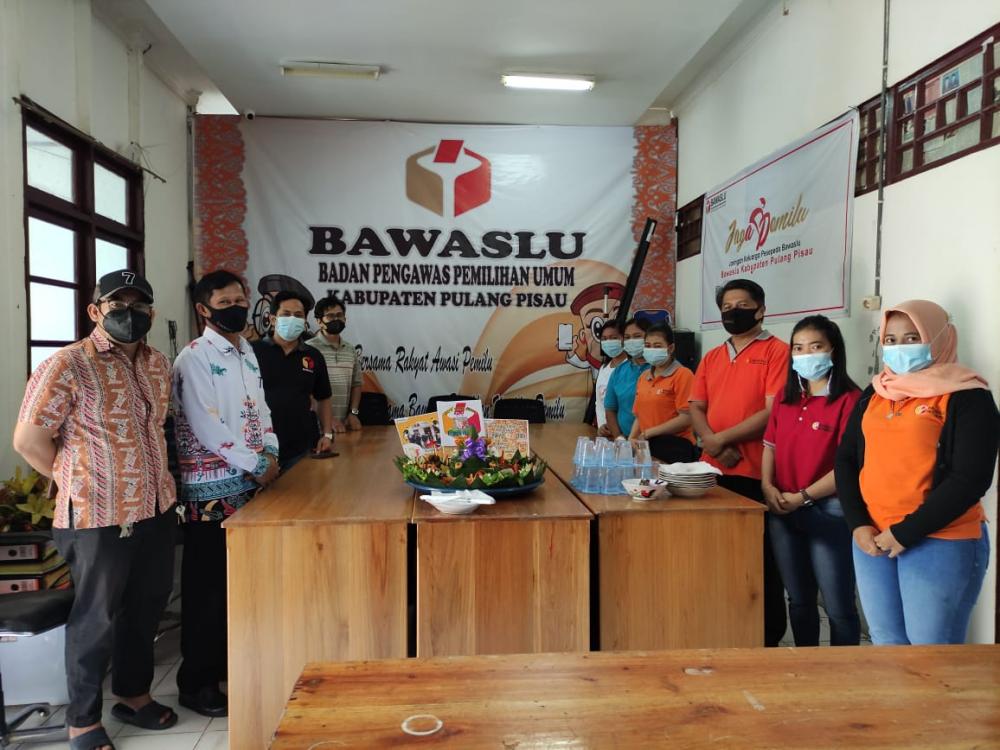 HUT BAWASLU KE-13 Tahun dan Pemotongan Nasi Tumpeng