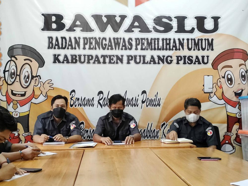 BAWASLU KABUPATEN PULANG PISAU MELAKSANAKAN RAPAT INTERNAL PEMBINAAN/PELAKSANAAN PENANGANAN DAN PENINDAKAN PELANGGARAN