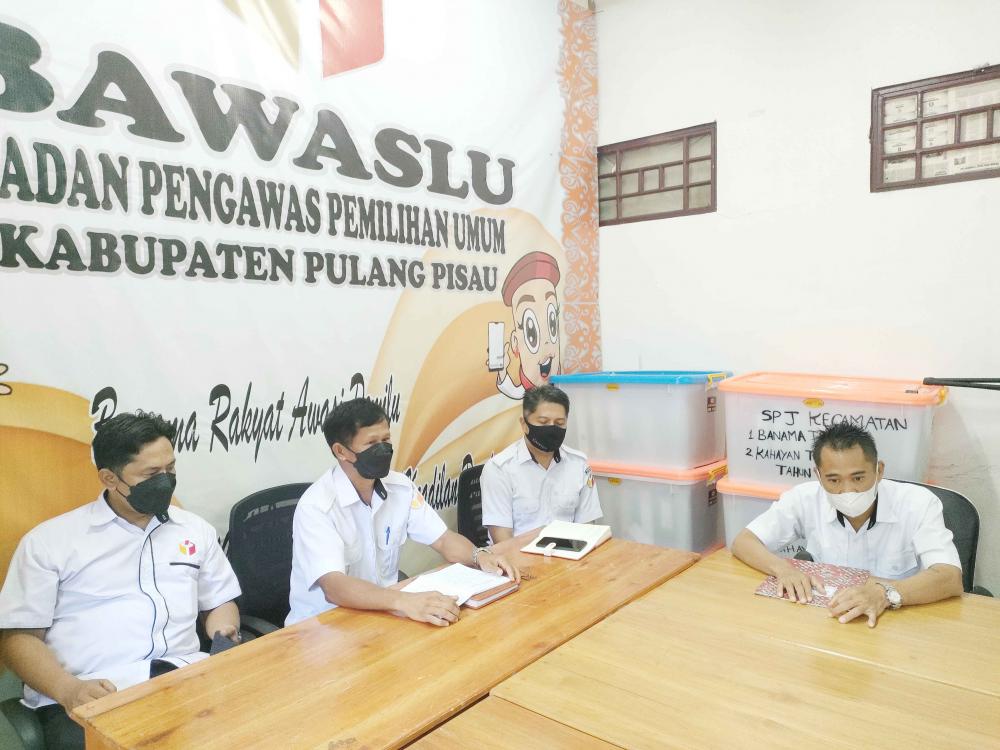 KAPASITAS, INTEGRITAS SDM PENGAWASAN DAN KESEKRETARIATAN, BAWASLU KABUPATEN PULANG PISAU LAKSANAKAN RAPAT INTERNAL