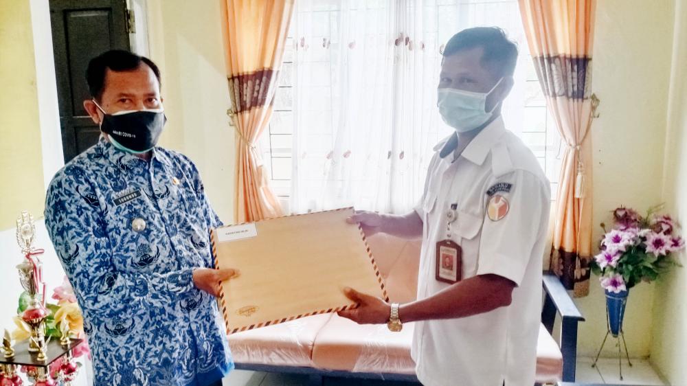 Bawaslu Kabupaten Pulang Pisau Salurkan Piagam Penghargaan Pengawas Ad Hoc ke Kecamatan