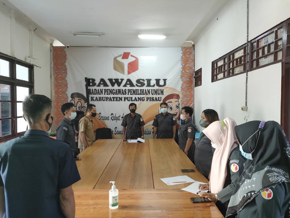 USAI MENDENGARKAN LAGU KEBANGSAAN INDONESIA RAYA, BAWASLU KABUPATEN  PULANG PISAU MELAKSANAKAN RAPAT INTERNAL