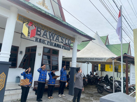 Hormat ke Bendera Merah Putih Indonesia