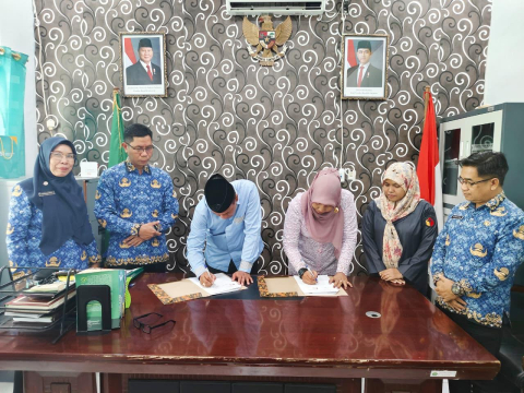 Dokumentasi Penandatanganan PKS oleh Plt. Ketua Bawaslu Pulang Pisau dan Kepala Kementerian Agama Pulang Pisau