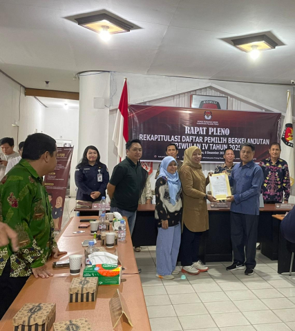 Penyerahan Hasil Rapat Pleno PDPB Triwulan IV Tahun 2025 dari KPU Pulang Pisau ke Bawaslu Pulang Pisau