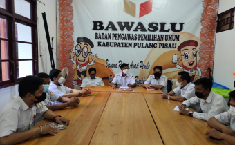 UNTUK PENGENDALIAN PROGRAM KERJA, BAWASLU ADAKAN RAPAT INTERNAL