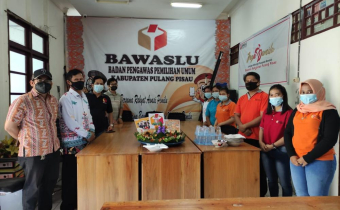 HUT BAWASLU KE-13 Tahun dan Pemotongan Nasi Tumpeng