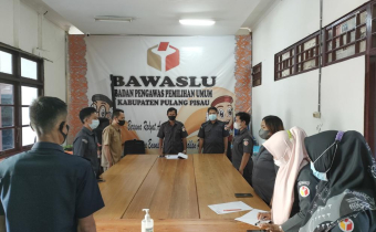 USAI MENDENGARKAN LAGU KEBANGSAAN INDONESIA RAYA, BAWASLU KABUPATEN  PULANG PISAU MELAKSANAKAN RAPAT INTERNAL