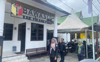 Apel Pagi di halaman Kantor Sekretariat Bawaslu Kabupaten Pulang Pisau